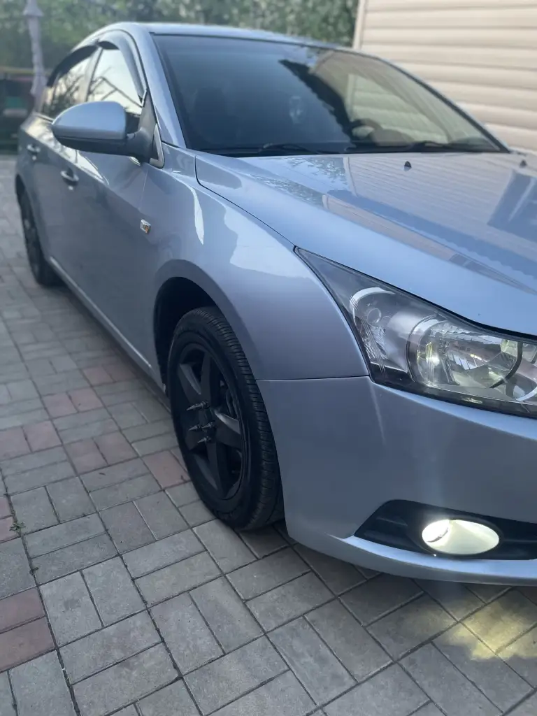 Продам chevrolet cruze 2009г. В.1.6 автомат. Автомобиль в отличном состоянии. Двигатель и коробка без нареканий. Грм поменян. Ходовая обслужена полностью, ничего не стучит, не скрипит(недавно ставились новые передние рычаги в сборе, опорные подшипники, передние и задние стойки, колодки в круг, задние суппорта, антифриз, масло в гуре, в коробке тоже заменил масло и тд. Планшет, саб, камера заднего вида. В авто есть всё для комфортной езды кондиционер(заправлен)подогрев сидений, эл. Зеркала, эл. Стеклоподъёмники, всё работает. Передний свет ближний, дальний, туманки всё лэд. Задняя оптика диодная. Стёкла все родные включая лобовое. Документы чистые без штрафов и тд. +7949-517-72-17 - фотография - 5