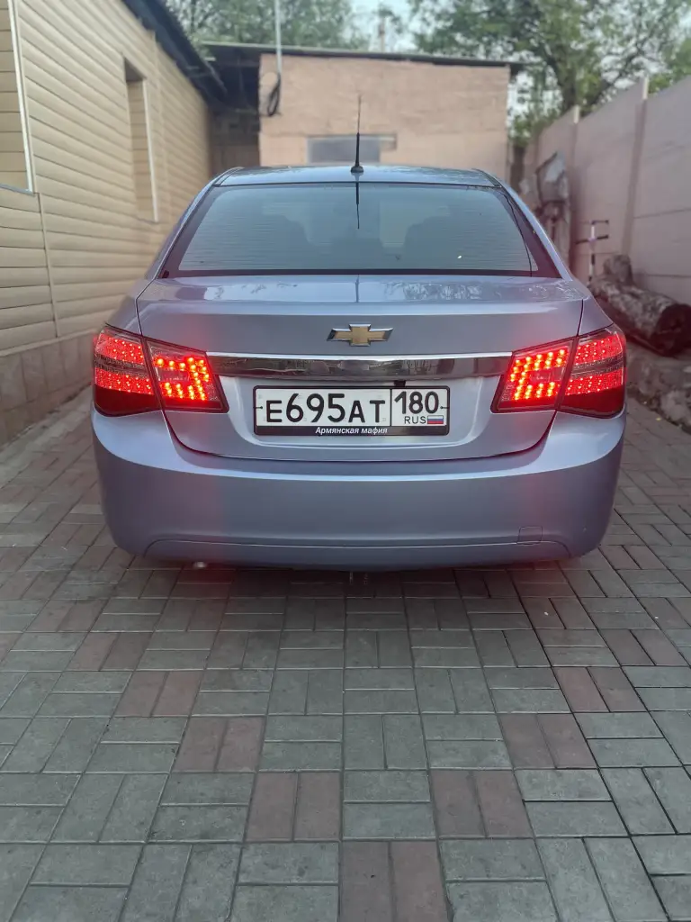 Продам chevrolet cruze 2009г. В.1.6 автомат. Автомобиль в отличном состоянии. Двигатель и коробка без нареканий. Грм поменян. Ходовая обслужена полностью, ничего не стучит, не скрипит(недавно ставились новые передние рычаги в сборе, опорные подшипники, передние и задние стойки, колодки в круг, задние суппорта, антифриз, масло в гуре, в коробке тоже заменил масло и тд. Планшет, саб, камера заднего вида. В авто есть всё для комфортной езды кондиционер(заправлен)подогрев сидений, эл. Зеркала, эл. Стеклоподъёмники, всё работает. Передний свет ближний, дальний, туманки всё лэд. Задняя оптика диодная. Стёкла все родные включая лобовое. Документы чистые без штрафов и тд. +7949-517-72-17 - фотография - 2