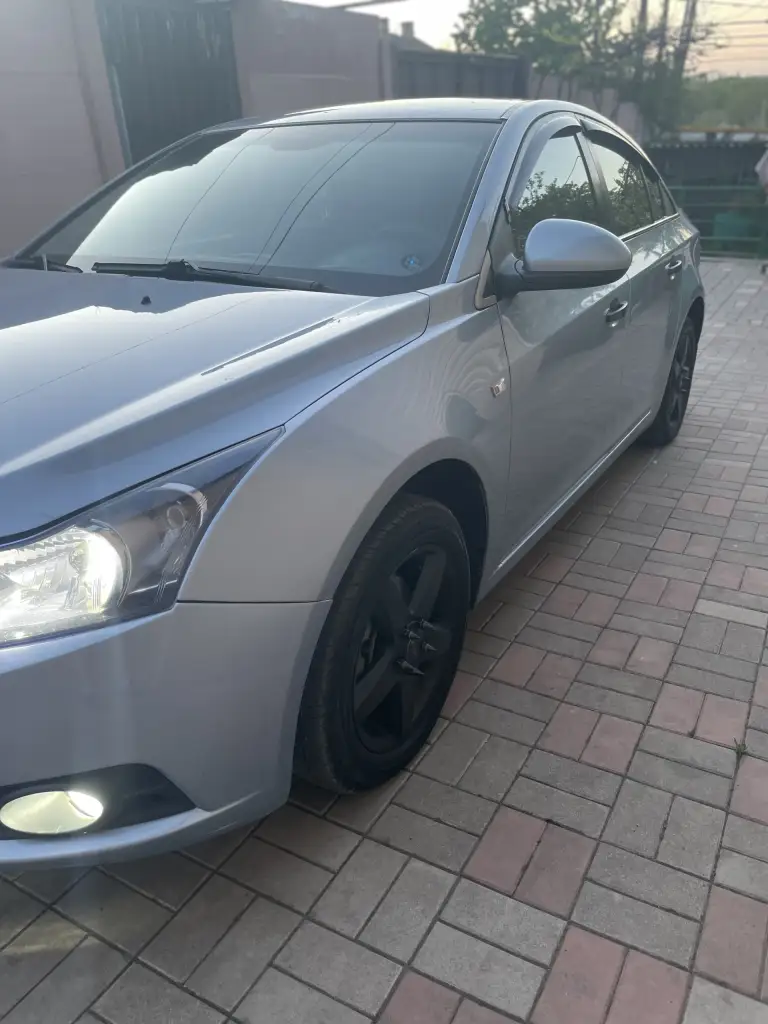 Продам chevrolet cruze 2009г. В.1.6 автомат. Автомобиль в отличном состоянии. Двигатель и коробка без нареканий. Грм поменян. Ходовая обслужена полностью, ничего не стучит, не скрипит(недавно ставились новые передние рычаги в сборе, опорные подшипники, передние и задние стойки, колодки в круг, задние суппорта, антифриз, масло в гуре, в коробке тоже заменил масло и тд. Планшет, саб, камера заднего вида. В авто есть всё для комфортной езды кондиционер(заправлен)подогрев сидений, эл. Зеркала, эл. Стеклоподъёмники, всё работает. Передний свет ближний, дальний, туманки всё лэд. Задняя оптика диодная. Стёкла все родные включая лобовое. Документы чистые без штрафов и тд. +7949-517-72-17 - фотография - 3