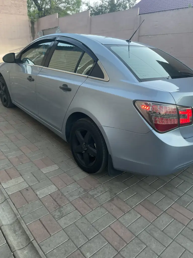 Продам chevrolet cruze 2009г. В.1.6 автомат. Автомобиль в отличном состоянии. Двигатель и коробка без нареканий. Грм поменян. Ходовая обслужена полностью, ничего не стучит, не скрипит(недавно ставились новые передние рычаги в сборе, опорные подшипники, передние и задние стойки, колодки в круг, задние суппорта, антифриз, масло в гуре, в коробке тоже заменил масло и тд. Планшет, саб, камера заднего вида. В авто есть всё для комфортной езды кондиционер(заправлен)подогрев сидений, эл. Зеркала, эл. Стеклоподъёмники, всё работает. Передний свет ближний, дальний, туманки всё лэд. Задняя оптика диодная. Стёкла все родные включая лобовое. Документы чистые без штрафов и тд. +7949-517-72-17 - фотография - 4