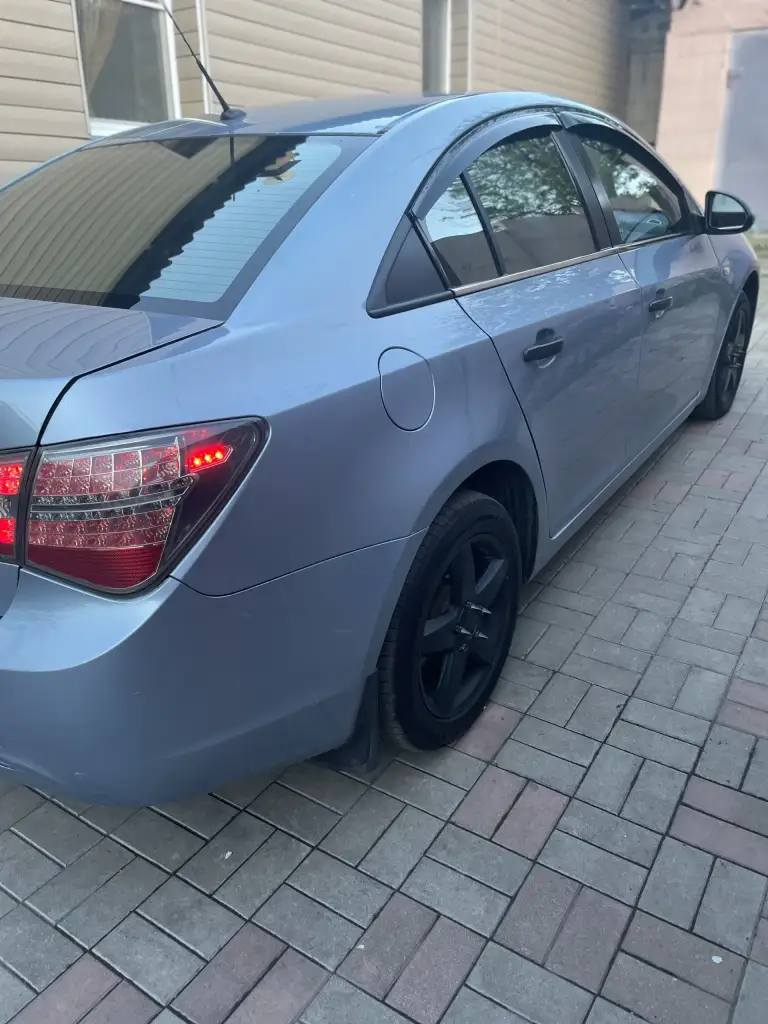 Продам chevrolet cruze 2009г. В.1.6 автомат. Автомобиль в отличном состоянии. Двигатель и коробка без нареканий. Грм поменян. Ходовая обслужена полностью, ничего не стучит, не скрипит(недавно ставились новые передние рычаги в сборе, опорные подшипники, передние и задние стойки, колодки в круг, задние суппорта, антифриз, масло в гуре, в коробке тоже заменил масло и тд. Планшет, саб, камера заднего вида. В авто есть всё для комфортной езды кондиционер(заправлен)подогрев сидений, эл. Зеркала, эл. Стеклоподъёмники, всё работает. Передний свет ближний, дальний, туманки всё лэд. Задняя оптика диодная. Стёкла все родные включая лобовое. Документы чистые без штрафов и тд. +7949-517-72-17 - фотография - 6