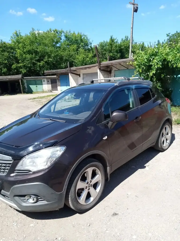 Продается автомобиль опель мокка авто в хорошем состоянии, по технике все исправно. Кузов без коррозии и дефектов, ! Я хозяин более трех лет. Коробка передач переключается четко. Сцепление мягкое, без нареканий. Подвеска и ходовая не стучит и не шумит менялась в прошлом году, замена грм была 15 тыс. Назад. Салон чистый, не прокуренный, сиденья без потёртостей. А/м юридически чистый: без штрафов, залогов и ограничений. Птс оригинальный. Пробег, 205 тыс км. Вопросы по телефону. +79591028715 цена 1050 тыс. ₽ - фотография - 2