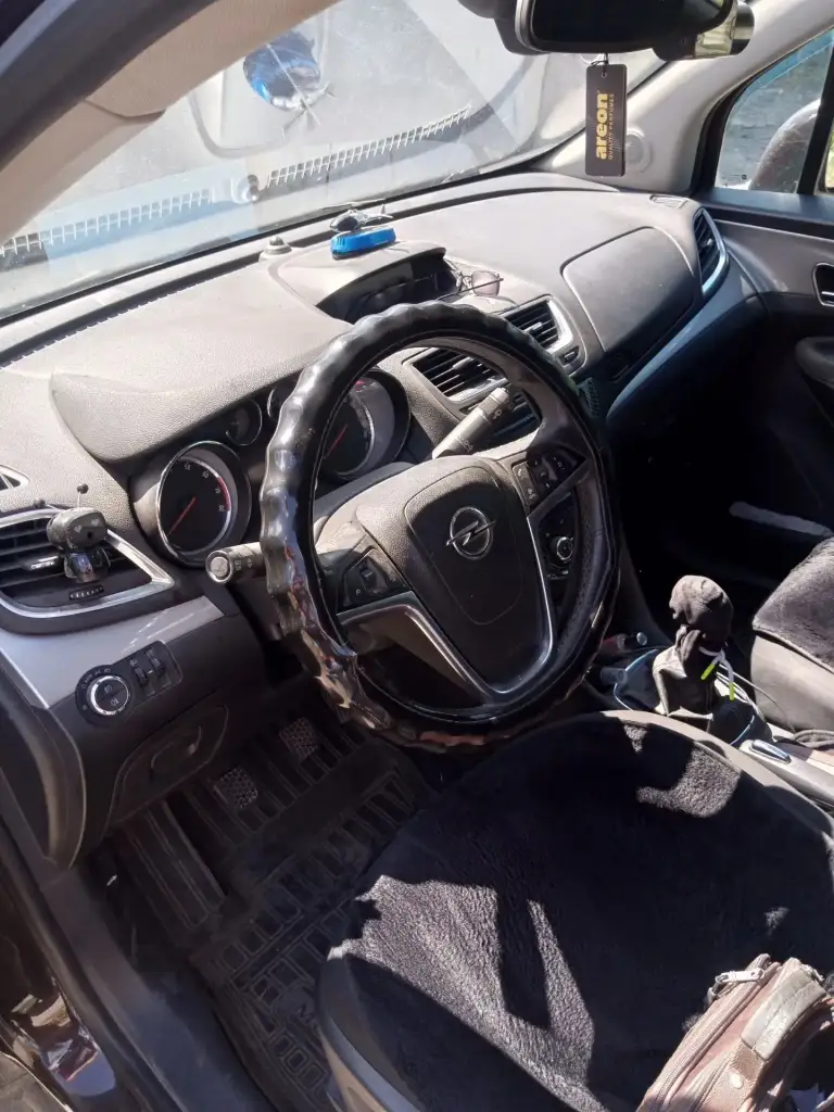 Продается автомобиль опель мокка авто в хорошем состоянии, по технике все исправно. Кузов без коррозии и дефектов, ! Я хозяин более трех лет. Коробка передач переключается четко. Сцепление мягкое, без нареканий. Подвеска и ходовая не стучит и не шумит менялась в прошлом году, замена грм была 15 тыс. Назад. Салон чистый, не прокуренный, сиденья без потёртостей. А/м юридически чистый: без штрафов, залогов и ограничений. Птс оригинальный. Пробег, 205 тыс км. Вопросы по телефону. +79591028715 цена 1050 тыс. ₽ - фотография - 5