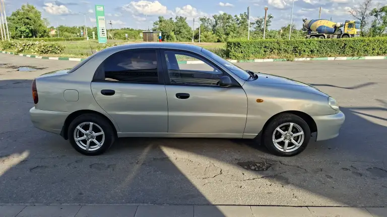 Продам шевроле ланос цена 300тыс, рублей торг,2008год, объем двигателя 1,5 комплектация sx, кондиционер, передние электростеклоподьемники, гидроусилитель руля, air bag, два ключа, два брелка сигнализация, свет led линза, парктроник, тонировка, шины летние диски r14,ходовая в норм, ,с документами порядок, не гнилая не ржавая не варена, в хорошем состоянии смотреть авто город шахтёрск все интересующие вопросы по телефону+79495963046 - фотография - 4