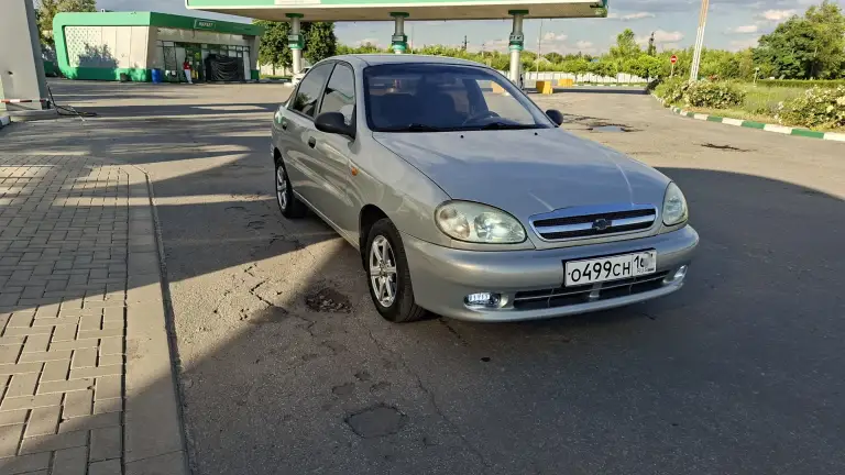 Продам шевроле ланос цена 300тыс, рублей торг,2008год, объем двигателя 1,5 комплектация sx, кондиционер, передние электростеклоподьемники, гидроусилитель руля, air bag, два ключа, два брелка сигнализация, свет led линза, парктроник, тонировка, шины летние диски r14,ходовая в норм, ,с документами порядок, не гнилая не ржавая не варена, в хорошем состоянии смотреть авто город шахтёрск все интересующие вопросы по телефону+79495963046 - фотография - 2