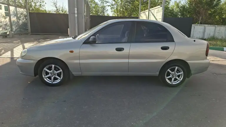 Продам шевроле ланос цена 300тыс, рублей торг,2008год, объем двигателя 1,5 комплектация sx, кондиционер, передние электростеклоподьемники, гидроусилитель руля, air bag, два ключа, два брелка сигнализация, свет led линза, парктроник, тонировка, шины летние диски r14,ходовая в норм, ,с документами порядок, не гнилая не ржавая не варена, в хорошем состоянии смотреть авто город шахтёрск все интересующие вопросы по телефону+79495963046 - фотография - 5