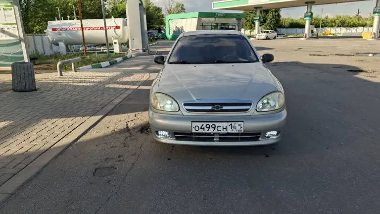 Продам шевроле ланос цена 300тыс, рублей торг,2008год, объем двигателя 1,5 комплектация sx, кондиционер, передние электростеклоподьемники, гидроусилитель руля, air bag, два ключа, два брелка сигнализация, свет led линза, парктроник, тонировка, шины летние диски r14,ходовая в норм, ,с документами порядок, не гнилая не ржавая не варена, в хорошем состоянии смотреть авто город шахтёрск все интересующие вопросы по телефону+79495963046 - фотография - 3