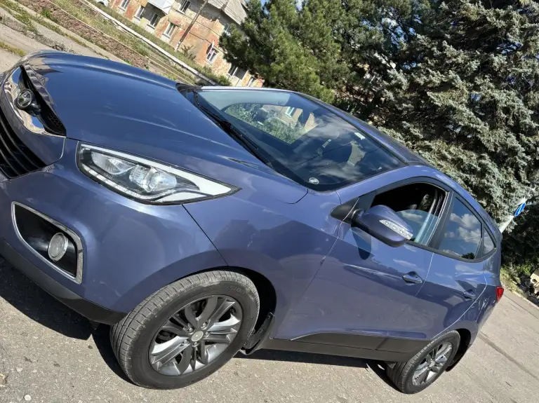 Hyundai ix35 (2013, рестайлинг) в отличном техническом состоянии.
· Проверенный двигатель: один из самых удачных моторов hyundai, отличается надежностью и некапризностью.
· Комфортный салон: просторный салон с качественными материалами отделки, удобная посадка. Много места для пассажиров и багажа.
· Экстерьер: стильный дизайн, хромированная решетка, современная оптика, эффектный синий цвет кузова.
· Подвеска: энергоемкая подвеска, которая не чувствует неровности наших дорог.
Технические характеристики:
Двигатель 2.0, бензин.
150 Лошадиных сил.
Передний привод.
Пробег 150970.
Цена 1 550 000.
+79499717893 - фотография - 2