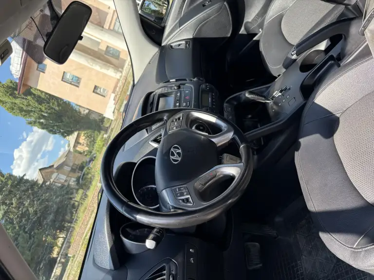 Hyundai ix35 (2013, рестайлинг) в отличном техническом состоянии.
· Проверенный двигатель: один из самых удачных моторов hyundai, отличается надежностью и некапризностью.
· Комфортный салон: просторный салон с качественными материалами отделки, удобная посадка. Много места для пассажиров и багажа.
· Экстерьер: стильный дизайн, хромированная решетка, современная оптика, эффектный синий цвет кузова.
· Подвеска: энергоемкая подвеска, которая не чувствует неровности наших дорог.
Технические характеристики:
Двигатель 2.0, бензин.
150 Лошадиных сил.
Передний привод.
Пробег 150970.
Цена 1 550 000.
+79499717893 - фотография - 7
