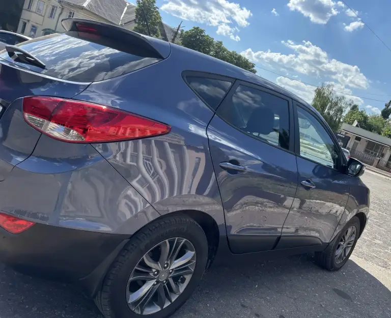Hyundai ix35 (2013, рестайлинг) в отличном техническом состоянии.
· Проверенный двигатель: один из самых удачных моторов hyundai, отличается надежностью и некапризностью.
· Комфортный салон: просторный салон с качественными материалами отделки, удобная посадка. Много места для пассажиров и багажа.
· Экстерьер: стильный дизайн, хромированная решетка, современная оптика, эффектный синий цвет кузова.
· Подвеска: энергоемкая подвеска, которая не чувствует неровности наших дорог.
Технические характеристики:
Двигатель 2.0, бензин.
150 Лошадиных сил.
Передний привод.
Пробег 150970.
Цена 1 550 000.
+79499717893 - фотография - 4