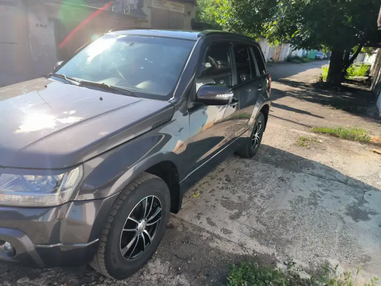 На газу евро 4. Техосмотр пройден. Продам suzuki grand vitara 2010. Объем 2.0. Машина обслужена от и до, все масла везде поменяны. Автомат не пинает, работает чётко, полный привод без проблем доедет куда захотите. Двигатель масло не употребляет. Машина обработана пушечным салом и body, ближайшее время ржавчина ей не страшна. Машине сделан чип тюнинг (едет бодро). Клапана отрегулированы. Сделано дхо (дальний в пол накала) сигнализация staline с автозапуском. Музыка хорошая играет достойно. Камера заднего вида. Машине сделана шумоизоляция. Круиз контроль, климат контроль, кондиционер холодит идеально. Печка жарит, зимой очень тепло. Ходовая: перед перебрал полностью, зад всё в отличном состоянии. За машину не стыдно, вид имеет, вложено много сил и денег. Хочу 1.150 млн. +79493209287 - фотография - 6