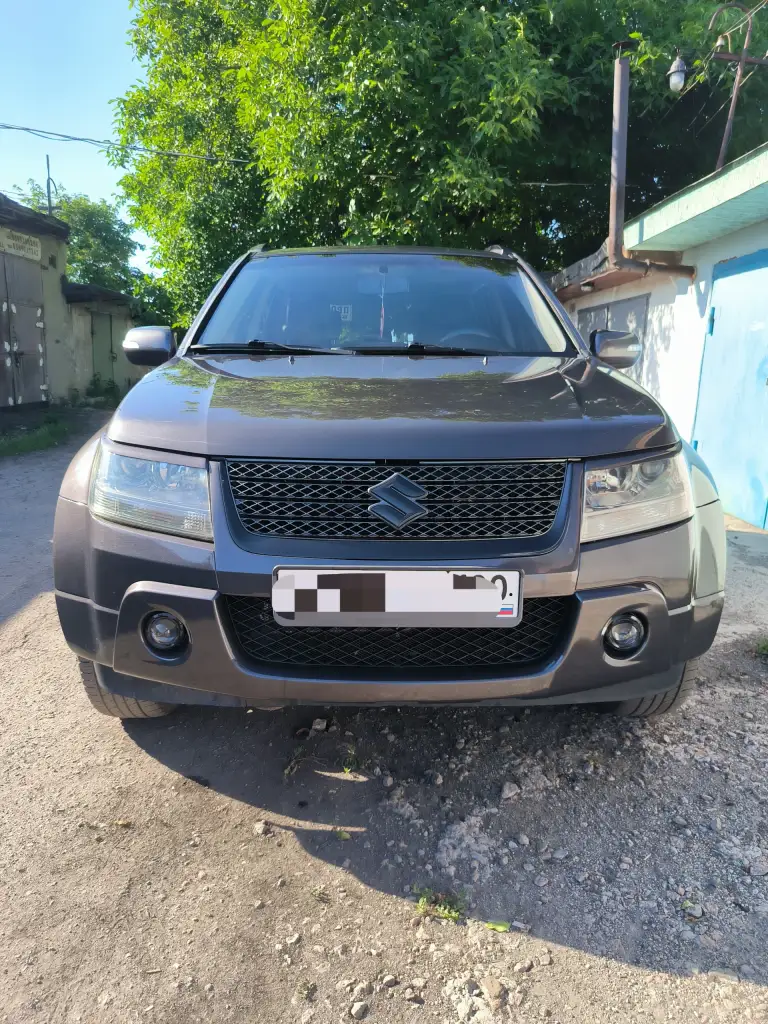 На газу евро 4. Техосмотр пройден. Продам suzuki grand vitara 2010. Объем 2.0. Машина обслужена от и до, все масла везде поменяны. Автомат не пинает, работает чётко, полный привод без проблем доедет куда захотите. Двигатель масло не употребляет. Машина обработана пушечным салом и body, ближайшее время ржавчина ей не страшна. Машине сделан чип тюнинг (едет бодро). Клапана отрегулированы. Сделано дхо (дальний в пол накала) сигнализация staline с автозапуском. Музыка хорошая играет достойно. Камера заднего вида. Машине сделана шумоизоляция. Круиз контроль, климат контроль, кондиционер холодит идеально. Печка жарит, зимой очень тепло. Ходовая: перед перебрал полностью, зад всё в отличном состоянии. За машину не стыдно, вид имеет, вложено много сил и денег. Хочу 1.150 млн. +79493209287 - фотография - 1