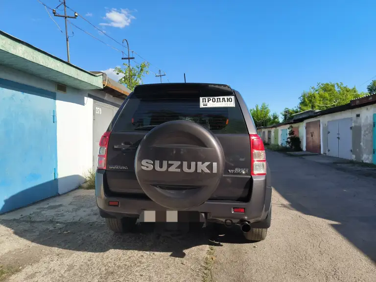 На газу евро 4. Техосмотр пройден. Продам suzuki grand vitara 2010. Объем 2.0. Машина обслужена от и до, все масла везде поменяны. Автомат не пинает, работает чётко, полный привод без проблем доедет куда захотите. Двигатель масло не употребляет. Машина обработана пушечным салом и body, ближайшее время ржавчина ей не страшна. Машине сделан чип тюнинг (едет бодро). Клапана отрегулированы. Сделано дхо (дальний в пол накала) сигнализация staline с автозапуском. Музыка хорошая играет достойно. Камера заднего вида. Машине сделана шумоизоляция. Круиз контроль, климат контроль, кондиционер холодит идеально. Печка жарит, зимой очень тепло. Ходовая: перед перебрал полностью, зад всё в отличном состоянии. За машину не стыдно, вид имеет, вложено много сил и денег. Хочу 1.150 млн. +79493209287 - фотография - 2