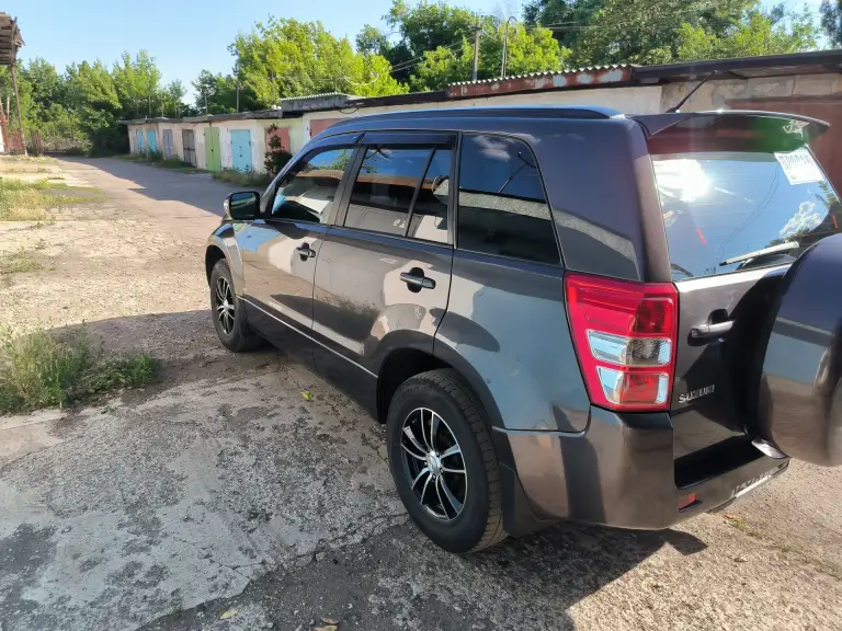 На газу евро 4. Техосмотр пройден. Продам suzuki grand vitara 2010. Объем 2.0. Машина обслужена от и до, все масла везде поменяны. Автомат не пинает, работает чётко, полный привод без проблем доедет куда захотите. Двигатель масло не употребляет. Машина обработана пушечным салом и body, ближайшее время ржавчина ей не страшна. Машине сделан чип тюнинг (едет бодро). Клапана отрегулированы. Сделано дхо (дальний в пол накала) сигнализация staline с автозапуском. Музыка хорошая играет достойно. Камера заднего вида. Машине сделана шумоизоляция. Круиз контроль, климат контроль, кондиционер холодит идеально. Печка жарит, зимой очень тепло. Ходовая: перед перебрал полностью, зад всё в отличном состоянии. За машину не стыдно, вид имеет, вложено много сил и денег. Хочу 1.150 млн. +79493209287 - фотография - 7