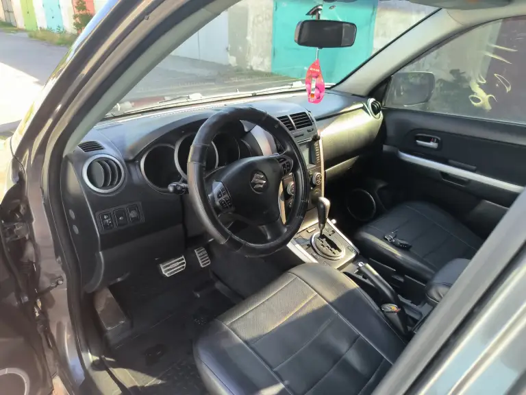 На газу евро 4. Техосмотр пройден. Продам suzuki grand vitara 2010. Объем 2.0. Машина обслужена от и до, все масла везде поменяны. Автомат не пинает, работает чётко, полный привод без проблем доедет куда захотите. Двигатель масло не употребляет. Машина обработана пушечным салом и body, ближайшее время ржавчина ей не страшна. Машине сделан чип тюнинг (едет бодро). Клапана отрегулированы. Сделано дхо (дальний в пол накала) сигнализация staline с автозапуском. Музыка хорошая играет достойно. Камера заднего вида. Машине сделана шумоизоляция. Круиз контроль, климат контроль, кондиционер холодит идеально. Печка жарит, зимой очень тепло. Ходовая: перед перебрал полностью, зад всё в отличном состоянии. За машину не стыдно, вид имеет, вложено много сил и денег. Хочу 1.150 млн. +79493209287 - фотография - 5