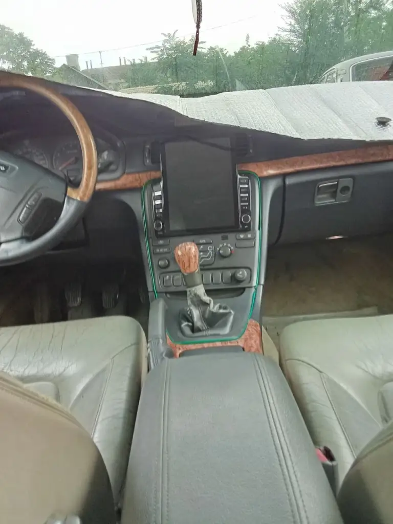 Продам volvo s80, 220 000 ₽, 1999 г. В. , 340 000 км, 2.4 механика (140л. С), бежевый цвет, передний привод, растаможена. Авто на ходу. Требует замены уплотнителей теплообменника печки (возможно самого теплообменника) и ступичного подшипника. Авто под восстановление или разбор. Подробности по телефону. Торг у капота. Феникс 393 86 55. - фотография - 1