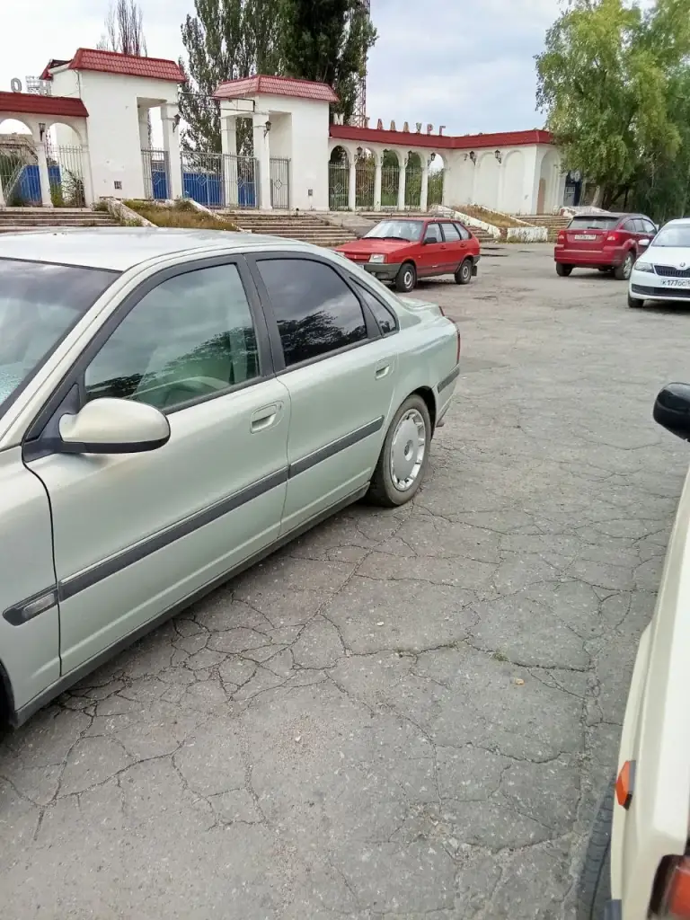 Продам volvo s80, 220 000 ₽, 1999 г. В. , 340 000 км, 2.4 механика (140л. С), бежевый цвет, передний привод, растаможена. Авто на ходу. Требует замены уплотнителей теплообменника печки (возможно самого теплообменника) и ступичного подшипника. Авто под восстановление или разбор. Подробности по телефону. Торг у капота. Феникс 393 86 55. - фотография - 8