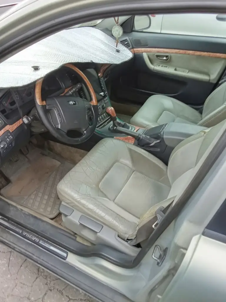 Продам volvo s80, 220 000 ₽, 1999 г. В. , 340 000 км, 2.4 механика (140л. С), бежевый цвет, передний привод, растаможена. Авто на ходу. Требует замены уплотнителей теплообменника печки (возможно самого теплообменника) и ступичного подшипника. Авто под восстановление или разбор. Подробности по телефону. Торг у капота. Феникс 393 86 55. - фотография - 3
