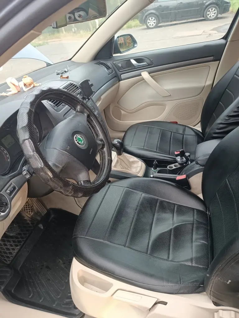 Продам skoda oktavia a5, 2006 г. , двигатель 1.6. Пробег 279 тыс. На ходу, состояние хорошее. Лонжероны, стаканы целые, двигатель и коробка работают хорошо. По электрике всё работает. Комплектация: гидроусилитель руля, кондиционер, 4 стеклоподъёмника, климат контроль, круиз контроль, сигнализация (центральный замок), подогрев сидений. Чистый белый кожаный салон. Продажа за наличные. Обмен не интересует. Машина находится в петровском районе донецка. Зимняя резина в подарок.
Цена: 600000 + торг
Тел. : +79493672915 эдуард - фотография - 5