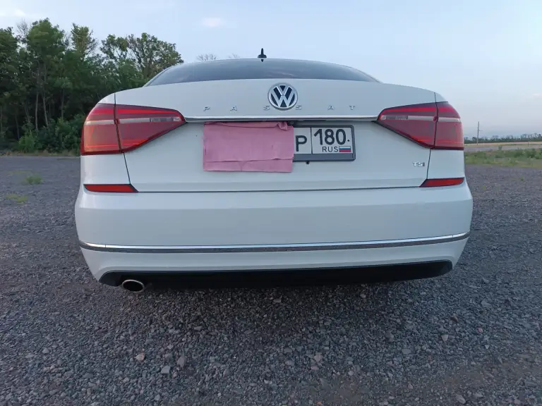 Продам volkswagen passat, se,2018 г. В. , двигатель 2т(dds gen 3 b цикл миллера), акпп 6 ст айсин, пробег трассовый 120 т. Км, белая на классном светло-кремовом салоне, диски r18, головной свет поменян-светит бомба. Очень комфортный авто, сзади места больше чем во многих паркетниках, багажник большой, подвеска не жесткая, бензин нюхает-бак 70 л на тысячу км(на скорости 100 км/ч на тахометре 1650 оборотов), если придавить динамика приличная. Тачка приятная, продаю т к купил следующее поколение пассат, этот стоит без дела.
Я хозяин по документам.
Цена пепелаца 2 🍋 без торга, по воздуху не звонить.
Вопросы по телефону +79494421023 звонить с 8:00 до 22:00
Связь плохая, только звонки. - фотография - 4
