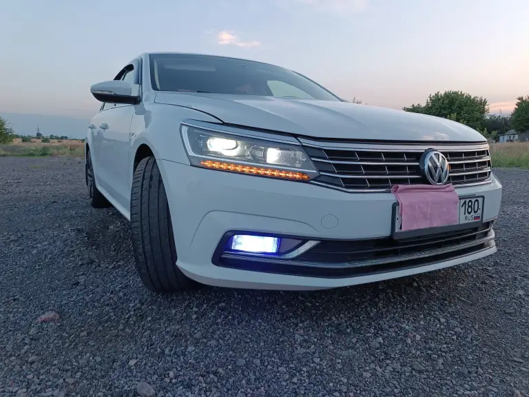 Продам volkswagen passat, se,2018 г. В. , двигатель 2т(dds gen 3 b цикл миллера), акпп 6 ст айсин, пробег трассовый 120 т. Км, белая на классном светло-кремовом салоне, диски r18, головной свет поменян-светит бомба. Очень комфортный авто, сзади места больше чем во многих паркетниках, багажник большой, подвеска не жесткая, бензин нюхает-бак 70 л на тысячу км(на скорости 100 км/ч на тахометре 1650 оборотов), если придавить динамика приличная. Тачка приятная, продаю т к купил следующее поколение пассат, этот стоит без дела.
Я хозяин по документам.
Цена пепелаца 2 🍋 без торга, по воздуху не звонить.
Вопросы по телефону +79494421023 звонить с 8:00 до 22:00
Связь плохая, только звонки. - фотография - 5