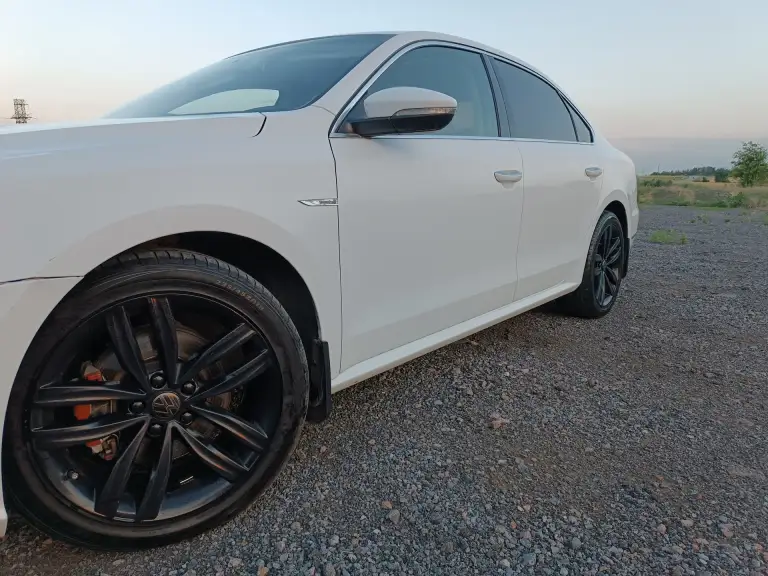 Продам volkswagen passat, se,2018 г. В. , двигатель 2т(dds gen 3 b цикл миллера), акпп 6 ст айсин, пробег трассовый 120 т. Км, белая на классном светло-кремовом салоне, диски r18, головной свет поменян-светит бомба. Очень комфортный авто, сзади места больше чем во многих паркетниках, багажник большой, подвеска не жесткая, бензин нюхает-бак 70 л на тысячу км(на скорости 100 км/ч на тахометре 1650 оборотов), если придавить динамика приличная. Тачка приятная, продаю т к купил следующее поколение пассат, этот стоит без дела.
Я хозяин по документам.
Цена пепелаца 2 🍋 без торга, по воздуху не звонить.
Вопросы по телефону +79494421023 звонить с 8:00 до 22:00
Связь плохая, только звонки. - фотография - 3