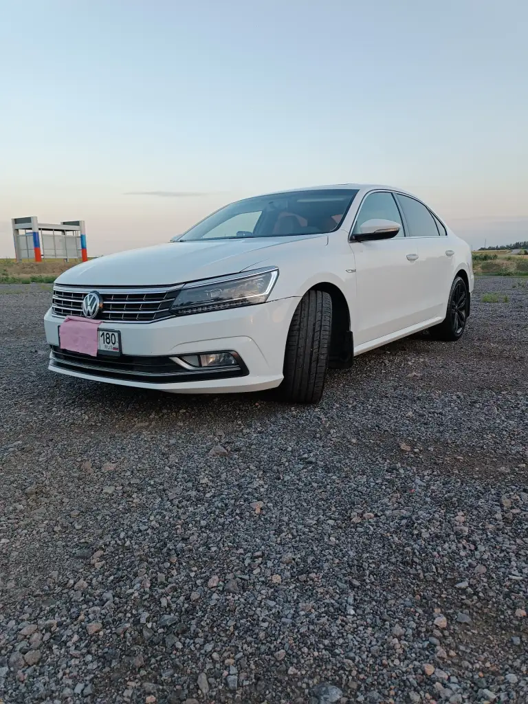 Продам volkswagen passat, se,2018 г. В. , двигатель 2т(dds gen 3 b цикл миллера), акпп 6 ст айсин, пробег трассовый 120 т. Км, белая на классном светло-кремовом салоне, диски r18, головной свет поменян-светит бомба. Очень комфортный авто, сзади места больше чем во многих паркетниках, багажник большой, подвеска не жесткая, бензин нюхает-бак 70 л на тысячу км(на скорости 100 км/ч на тахометре 1650 оборотов), если придавить динамика приличная. Тачка приятная, продаю т к купил следующее поколение пассат, этот стоит без дела.
Я хозяин по документам.
Цена пепелаца 2 🍋 без торга, по воздуху не звонить.
Вопросы по телефону +79494421023 звонить с 8:00 до 22:00
Связь плохая, только звонки. - фотография - 1