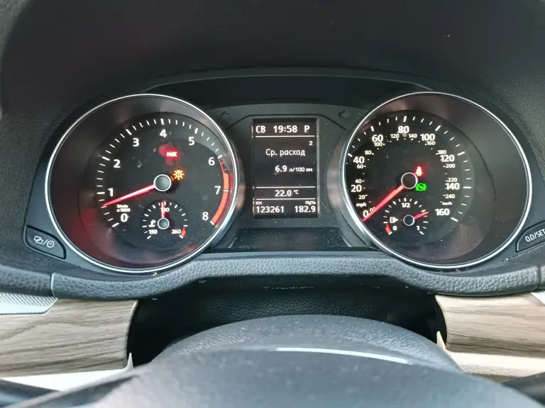Продам volkswagen passat, se,2018 г. В. , двигатель 2т(dds gen 3 b цикл миллера), акпп 6 ст айсин, пробег трассовый 120 т. Км, белая на классном светло-кремовом салоне, диски r18, головной свет поменян-светит бомба. Очень комфортный авто, сзади места больше чем во многих паркетниках, багажник большой, подвеска не жесткая, бензин нюхает-бак 70 л на тысячу км(на скорости 100 км/ч на тахометре 1650 оборотов), если придавить динамика приличная. Тачка приятная, продаю т к купил следующее поколение пассат, этот стоит без дела.
Я хозяин по документам.
Цена пепелаца 2 🍋 без торга, по воздуху не звонить.
Вопросы по телефону +79494421023 звонить с 8:00 до 22:00
Связь плохая, только звонки. - фотография - 7