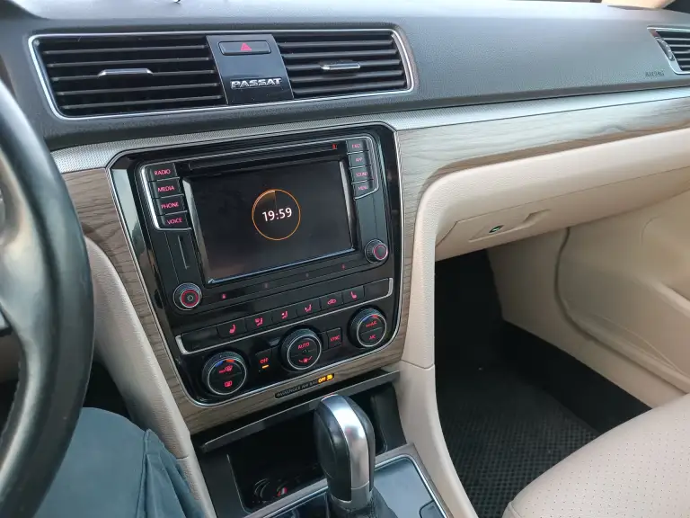 Продам volkswagen passat, se,2018 г. В. , двигатель 2т(dds gen 3 b цикл миллера), акпп 6 ст айсин, пробег трассовый 120 т. Км, белая на классном светло-кремовом салоне, диски r18, головной свет поменян-светит бомба. Очень комфортный авто, сзади места больше чем во многих паркетниках, багажник большой, подвеска не жесткая, бензин нюхает-бак 70 л на тысячу км(на скорости 100 км/ч на тахометре 1650 оборотов), если придавить динамика приличная. Тачка приятная, продаю т к купил следующее поколение пассат, этот стоит без дела.
Я хозяин по документам.
Цена пепелаца 2 🍋 без торга, по воздуху не звонить.
Вопросы по телефону +79494421023 звонить с 8:00 до 22:00
Связь плохая, только звонки. - фотография - 8