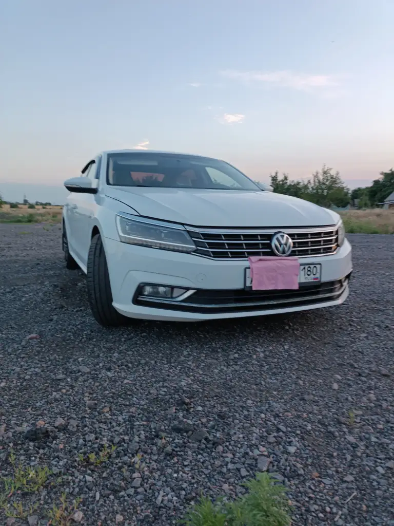 Продам volkswagen passat, se,2018 г. В. , двигатель 2т(dds gen 3 b цикл миллера), акпп 6 ст айсин, пробег трассовый 120 т. Км, белая на классном светло-кремовом салоне, диски r18, головной свет поменян-светит бомба. Очень комфортный авто, сзади места больше чем во многих паркетниках, багажник большой, подвеска не жесткая, бензин нюхает-бак 70 л на тысячу км(на скорости 100 км/ч на тахометре 1650 оборотов), если придавить динамика приличная. Тачка приятная, продаю т к купил следующее поколение пассат, этот стоит без дела.
Я хозяин по документам.
Цена пепелаца 2 🍋 без торга, по воздуху не звонить.
Вопросы по телефону +79494421023 звонить с 8:00 до 22:00
Связь плохая, только звонки. - фотография - 2