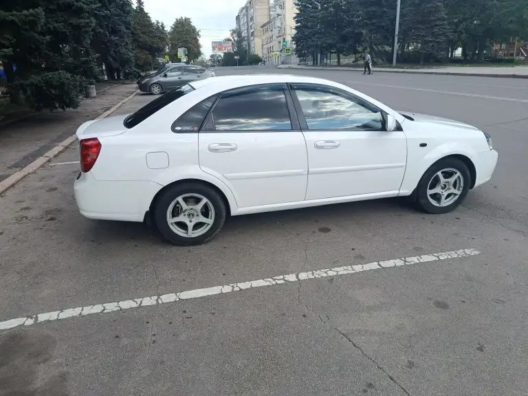 Продам!!!
Шевроле лачетти 1.6 109 л. С. (2008г. )
Аппарат в хорошем состоянии, ничего не гремит не дребезжит. Двс и кпп в хорошем состоянии, ходовая мячик, все заменено.
Новое сцепление, масло менялось каждые 6-7 тыс.
Стоит хороший всет в фарах и линзовые туманки, хорошая музыка
По кузову есть следы эксплуатации, не критично, года берут своё. Рыжья нет, дно, пороги целые. За машину не стыдно. Новая летняя резина на титанах
Цена 650 тыс торг
+79493648261 - фотография - 4