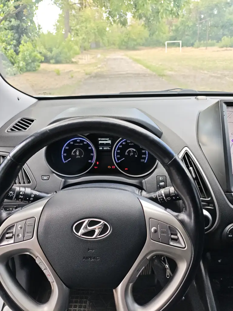 Продам hyundai ix35 2013 г. В. 2.0., передний привод, в отличном состоянии. Надёжный атмосферный двигатель 150 л. С. , с беспроблемной шестиступенчатой акпп. Я второй собственник, владею авто с октября 2024 года. От авто не избавляюсь, продаю в связи с покупкой нового авто. Родной пробег 32500 км. , приобретал её на пробеге 19500 км. Имеется сервисная книжка. В дтп авто не участвовало. В автомобиле работает всё, все кнопки, датчики, дополнительно устанавливал дхо, и мультимедию teyes. По комплектации: электроусилитель руля, подогрев форсунок омывателя, передних и задних сидений, руля, боковых зеркал, зоны дворников лобового и заднего стекла; двухзонный климат контроль, датчики света и дождя, автозатемнение заднего зеркала, задние парктроники, камера заднего вида, круиз-контроль, центральный замок, электрорегулировка зеркал,4 стеклоподъёмника, шторки на стеклах, сигнализация, регистратор, 2 оригинальных ключа, запаска ни разу не ставилась, комплект практически новых зимних шин bridgestone. Цена 2000000 руб. Небольшой торг у капота. Тел. +79493025295. - фотография - 14
