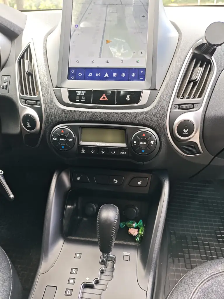 Продам hyundai ix35 2013 г. В. 2.0., передний привод, в отличном состоянии. Надёжный атмосферный двигатель 150 л. С. , с беспроблемной шестиступенчатой акпп. Я второй собственник, владею авто с октября 2024 года. От авто не избавляюсь, продаю в связи с покупкой нового авто. Родной пробег 32500 км. , приобретал её на пробеге 19500 км. Имеется сервисная книжка. В дтп авто не участвовало. В автомобиле работает всё, все кнопки, датчики, дополнительно устанавливал дхо, и мультимедию teyes. По комплектации: электроусилитель руля, подогрев форсунок омывателя, передних и задних сидений, руля, боковых зеркал, зоны дворников лобового и заднего стекла; двухзонный климат контроль, датчики света и дождя, автозатемнение заднего зеркала, задние парктроники, камера заднего вида, круиз-контроль, центральный замок, электрорегулировка зеркал,4 стеклоподъёмника, шторки на стеклах, сигнализация, регистратор, 2 оригинальных ключа, запаска ни разу не ставилась, комплект практически новых зимних шин bridgestone. Цена 2000000 руб. Небольшой торг у капота. Тел. +79493025295. - фотография - 15