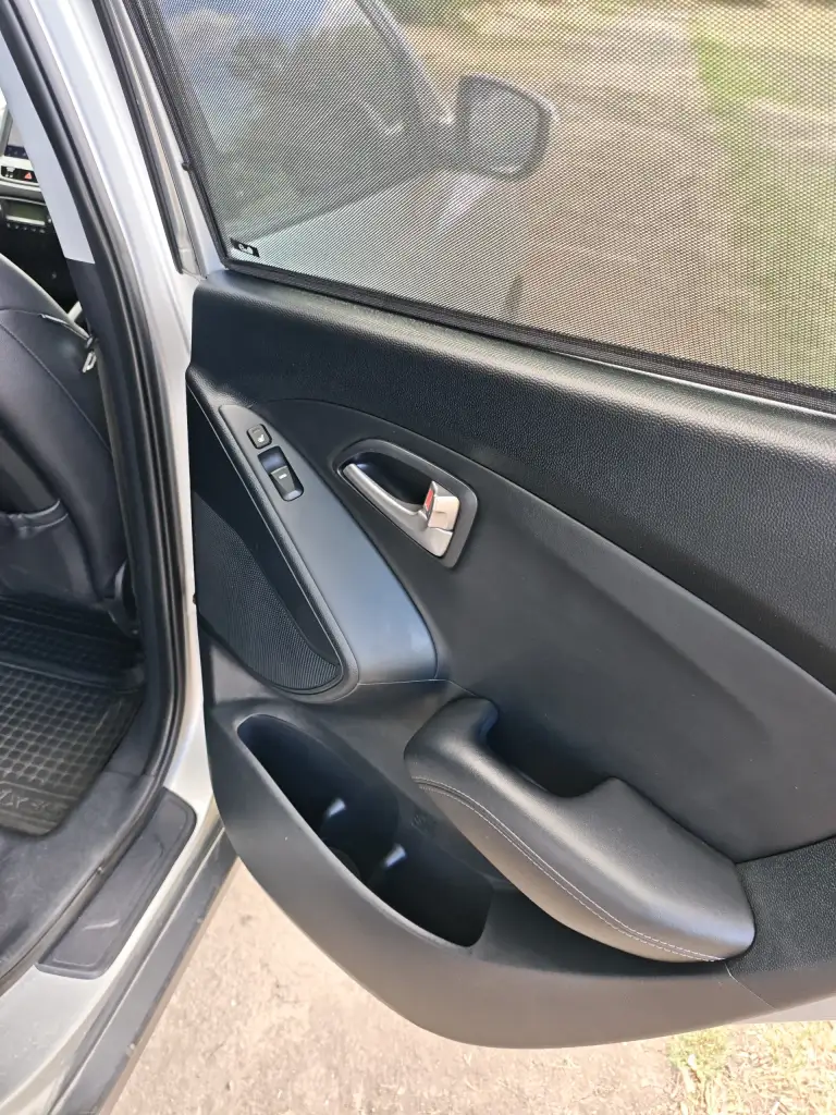 Продам hyundai ix35 2013 г. В. 2.0., передний привод, в отличном состоянии. Надёжный атмосферный двигатель 150 л. С. , с беспроблемной шестиступенчатой акпп. Я второй собственник, владею авто с октября 2024 года. От авто не избавляюсь, продаю в связи с покупкой нового авто. Родной пробег 32500 км. , приобретал её на пробеге 19500 км. Имеется сервисная книжка. В дтп авто не участвовало. В автомобиле работает всё, все кнопки, датчики, дополнительно устанавливал дхо, и мультимедию teyes. По комплектации: электроусилитель руля, подогрев форсунок омывателя, передних и задних сидений, руля, боковых зеркал, зоны дворников лобового и заднего стекла; двухзонный климат контроль, датчики света и дождя, автозатемнение заднего зеркала, задние парктроники, камера заднего вида, круиз-контроль, центральный замок, электрорегулировка зеркал,4 стеклоподъёмника, шторки на стеклах, сигнализация, регистратор, 2 оригинальных ключа, запаска ни разу не ставилась, комплект практически новых зимних шин bridgestone. Цена 2000000 руб. Небольшой торг у капота. Тел. +79493025295. - фотография - 13