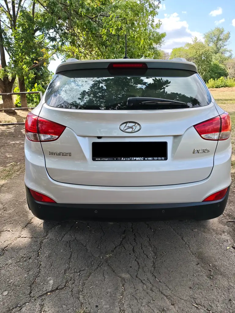 Продам hyundai ix35 2013 г. В. 2.0., передний привод, в отличном состоянии. Надёжный атмосферный двигатель 150 л. С. , с беспроблемной шестиступенчатой акпп. Я второй собственник, владею авто с октября 2024 года. От авто не избавляюсь, продаю в связи с покупкой нового авто. Родной пробег 32500 км. , приобретал её на пробеге 19500 км. Имеется сервисная книжка. В дтп авто не участвовало. В автомобиле работает всё, все кнопки, датчики, дополнительно устанавливал дхо, и мультимедию teyes. По комплектации: электроусилитель руля, подогрев форсунок омывателя, передних и задних сидений, руля, боковых зеркал, зоны дворников лобового и заднего стекла; двухзонный климат контроль, датчики света и дождя, автозатемнение заднего зеркала, задние парктроники, камера заднего вида, круиз-контроль, центральный замок, электрорегулировка зеркал,4 стеклоподъёмника, шторки на стеклах, сигнализация, регистратор, 2 оригинальных ключа, запаска ни разу не ставилась, комплект практически новых зимних шин bridgestone. Цена 2000000 руб. Небольшой торг у капота. Тел. +79493025295. - фотография - 2