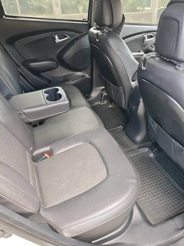 Продам hyundai ix35 2013 г. В. 2.0., передний привод, в отличном состоянии. Надёжный атмосферный двигатель 150 л. С. , с беспроблемной шестиступенчатой акпп. Я второй собственник, владею авто с октября 2024 года. От авто не избавляюсь, продаю в связи с покупкой нового авто. Родной пробег 32500 км. , приобретал её на пробеге 19500 км. Имеется сервисная книжка. В дтп авто не участвовало. В автомобиле работает всё, все кнопки, датчики, дополнительно устанавливал дхо, и мультимедию teyes. По комплектации: электроусилитель руля, подогрев форсунок омывателя, передних и задних сидений, руля, боковых зеркал, зоны дворников лобового и заднего стекла; двухзонный климат контроль, датчики света и дождя, автозатемнение заднего зеркала, задние парктроники, камера заднего вида, круиз-контроль, центральный замок, электрорегулировка зеркал,4 стеклоподъёмника, шторки на стеклах, сигнализация, регистратор, 2 оригинальных ключа, запаска ни разу не ставилась, комплект практически новых зимних шин bridgestone. Цена 2000000 руб. Небольшой торг у капота. Тел. +79493025295. - фотография - 12