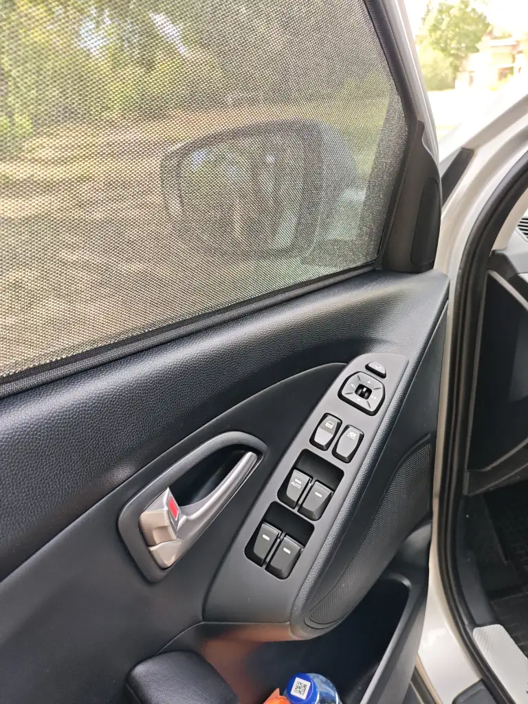 Продам hyundai ix35 2013 г. В. 2.0., передний привод, в отличном состоянии. Надёжный атмосферный двигатель 150 л. С. , с беспроблемной шестиступенчатой акпп. Я второй собственник, владею авто с октября 2024 года. От авто не избавляюсь, продаю в связи с покупкой нового авто. Родной пробег 32500 км. , приобретал её на пробеге 19500 км. Имеется сервисная книжка. В дтп авто не участвовало. В автомобиле работает всё, все кнопки, датчики, дополнительно устанавливал дхо, и мультимедию teyes. По комплектации: электроусилитель руля, подогрев форсунок омывателя, передних и задних сидений, руля, боковых зеркал, зоны дворников лобового и заднего стекла; двухзонный климат контроль, датчики света и дождя, автозатемнение заднего зеркала, задние парктроники, камера заднего вида, круиз-контроль, центральный замок, электрорегулировка зеркал,4 стеклоподъёмника, шторки на стеклах, сигнализация, регистратор, 2 оригинальных ключа, запаска ни разу не ставилась, комплект практически новых зимних шин bridgestone. Цена 2000000 руб. Небольшой торг у капота. Тел. +79493025295. - фотография - 10