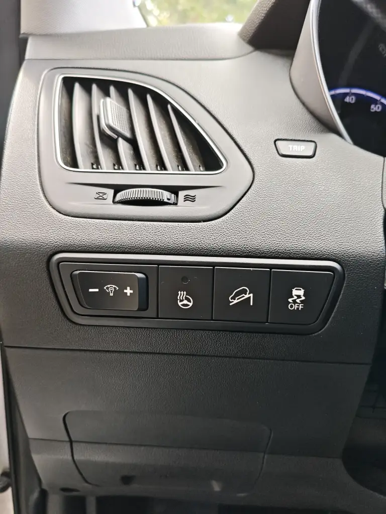 Продам hyundai ix35 2013 г. В. 2.0., передний привод, в отличном состоянии. Надёжный атмосферный двигатель 150 л. С. , с беспроблемной шестиступенчатой акпп. Я второй собственник, владею авто с октября 2024 года. От авто не избавляюсь, продаю в связи с покупкой нового авто. Родной пробег 32500 км. , приобретал её на пробеге 19500 км. Имеется сервисная книжка. В дтп авто не участвовало. В автомобиле работает всё, все кнопки, датчики, дополнительно устанавливал дхо, и мультимедию teyes. По комплектации: электроусилитель руля, подогрев форсунок омывателя, передних и задних сидений, руля, боковых зеркал, зоны дворников лобового и заднего стекла; двухзонный климат контроль, датчики света и дождя, автозатемнение заднего зеркала, задние парктроники, камера заднего вида, круиз-контроль, центральный замок, электрорегулировка зеркал,4 стеклоподъёмника, шторки на стеклах, сигнализация, регистратор, 2 оригинальных ключа, запаска ни разу не ставилась, комплект практически новых зимних шин bridgestone. Цена 2000000 руб. Небольшой торг у капота. Тел. +79493025295. - фотография - 16