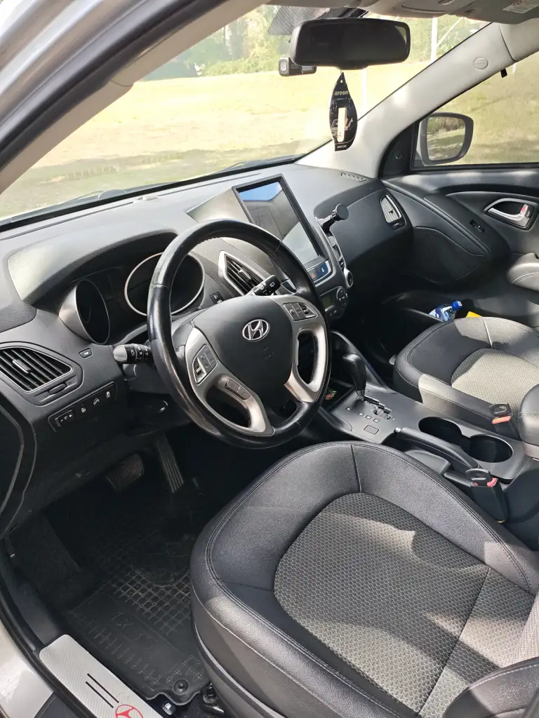 Продам hyundai ix35 2013 г. В. 2.0., передний привод, в отличном состоянии. Надёжный атмосферный двигатель 150 л. С. , с беспроблемной шестиступенчатой акпп. Я второй собственник, владею авто с октября 2024 года. От авто не избавляюсь, продаю в связи с покупкой нового авто. Родной пробег 32500 км. , приобретал её на пробеге 19500 км. Имеется сервисная книжка. В дтп авто не участвовало. В автомобиле работает всё, все кнопки, датчики, дополнительно устанавливал дхо, и мультимедию teyes. По комплектации: электроусилитель руля, подогрев форсунок омывателя, передних и задних сидений, руля, боковых зеркал, зоны дворников лобового и заднего стекла; двухзонный климат контроль, датчики света и дождя, автозатемнение заднего зеркала, задние парктроники, камера заднего вида, круиз-контроль, центральный замок, электрорегулировка зеркал,4 стеклоподъёмника, шторки на стеклах, сигнализация, регистратор, 2 оригинальных ключа, запаска ни разу не ставилась, комплект практически новых зимних шин bridgestone. Цена 2000000 руб. Небольшой торг у капота. Тел. +79493025295. - фотография - 9
