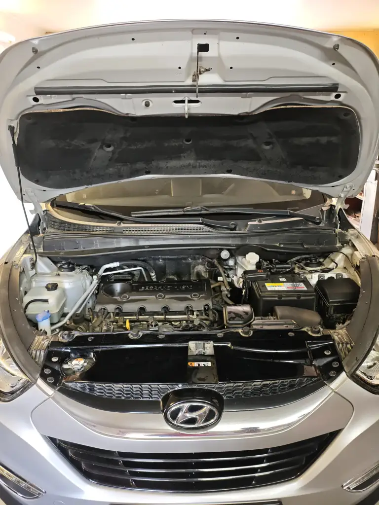 Продам hyundai ix35 2013 г. В. 2.0., передний привод, в отличном состоянии. Надёжный атмосферный двигатель 150 л. С. , с беспроблемной шестиступенчатой акпп. Я второй собственник, владею авто с октября 2024 года. От авто не избавляюсь, продаю в связи с покупкой нового авто. Родной пробег 32500 км. , приобретал её на пробеге 19500 км. Имеется сервисная книжка. В дтп авто не участвовало. В автомобиле работает всё, все кнопки, датчики, дополнительно устанавливал дхо, и мультимедию teyes. По комплектации: электроусилитель руля, подогрев форсунок омывателя, передних и задних сидений, руля, боковых зеркал, зоны дворников лобового и заднего стекла; двухзонный климат контроль, датчики света и дождя, автозатемнение заднего зеркала, задние парктроники, камера заднего вида, круиз-контроль, центральный замок, электрорегулировка зеркал,4 стеклоподъёмника, шторки на стеклах, сигнализация, регистратор, 2 оригинальных ключа, запаска ни разу не ставилась, комплект практически новых зимних шин bridgestone. Цена 2000000 руб. Небольшой торг у капота. Тел. +79493025295. - фотография - 5