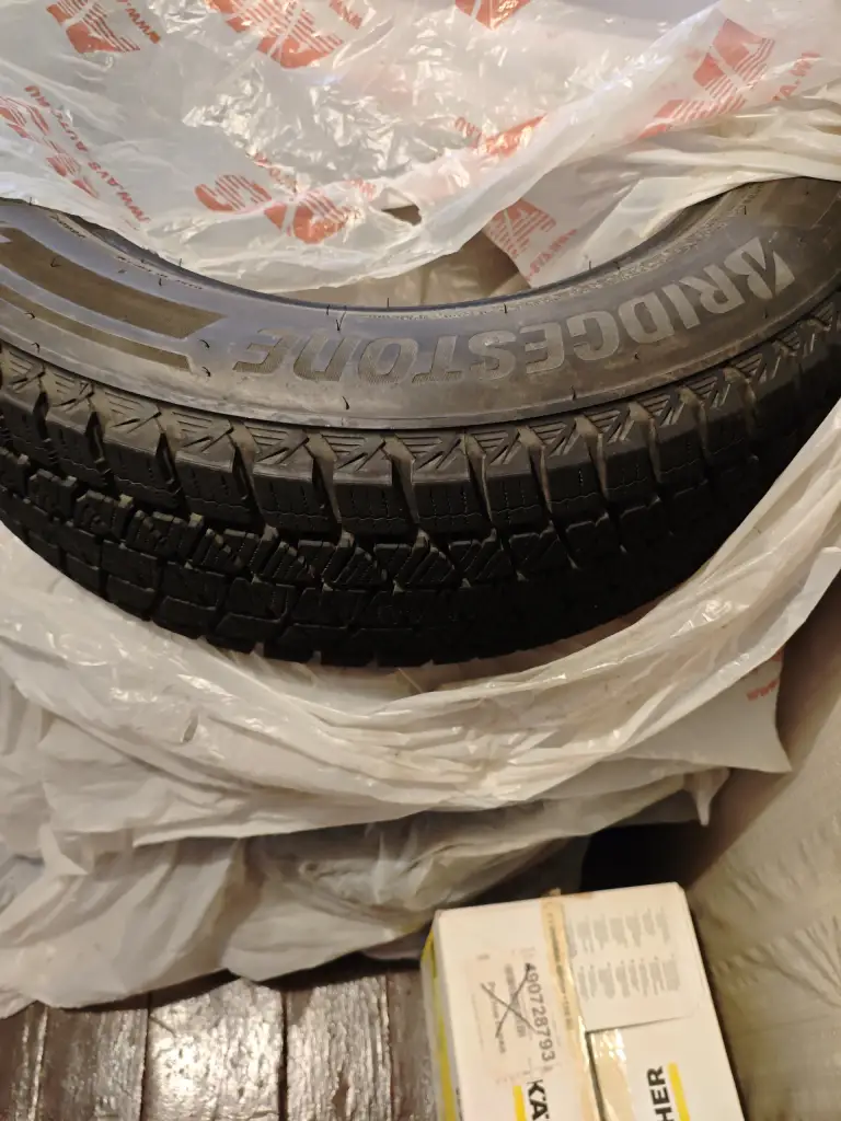 Продам hyundai ix35 2013 г. В. 2.0., передний привод, в отличном состоянии. Надёжный атмосферный двигатель 150 л. С. , с беспроблемной шестиступенчатой акпп. Я второй собственник, владею авто с октября 2024 года. От авто не избавляюсь, продаю в связи с покупкой нового авто. Родной пробег 32500 км. , приобретал её на пробеге 19500 км. Имеется сервисная книжка. В дтп авто не участвовало. В автомобиле работает всё, все кнопки, датчики, дополнительно устанавливал дхо, и мультимедию teyes. По комплектации: электроусилитель руля, подогрев форсунок омывателя, передних и задних сидений, руля, боковых зеркал, зоны дворников лобового и заднего стекла; двухзонный климат контроль, датчики света и дождя, автозатемнение заднего зеркала, задние парктроники, камера заднего вида, круиз-контроль, центральный замок, электрорегулировка зеркал,4 стеклоподъёмника, шторки на стеклах, сигнализация, регистратор, 2 оригинальных ключа, запаска ни разу не ставилась, комплект практически новых зимних шин bridgestone. Цена 2000000 руб. Небольшой торг у капота. Тел. +79493025295. - фотография - 19