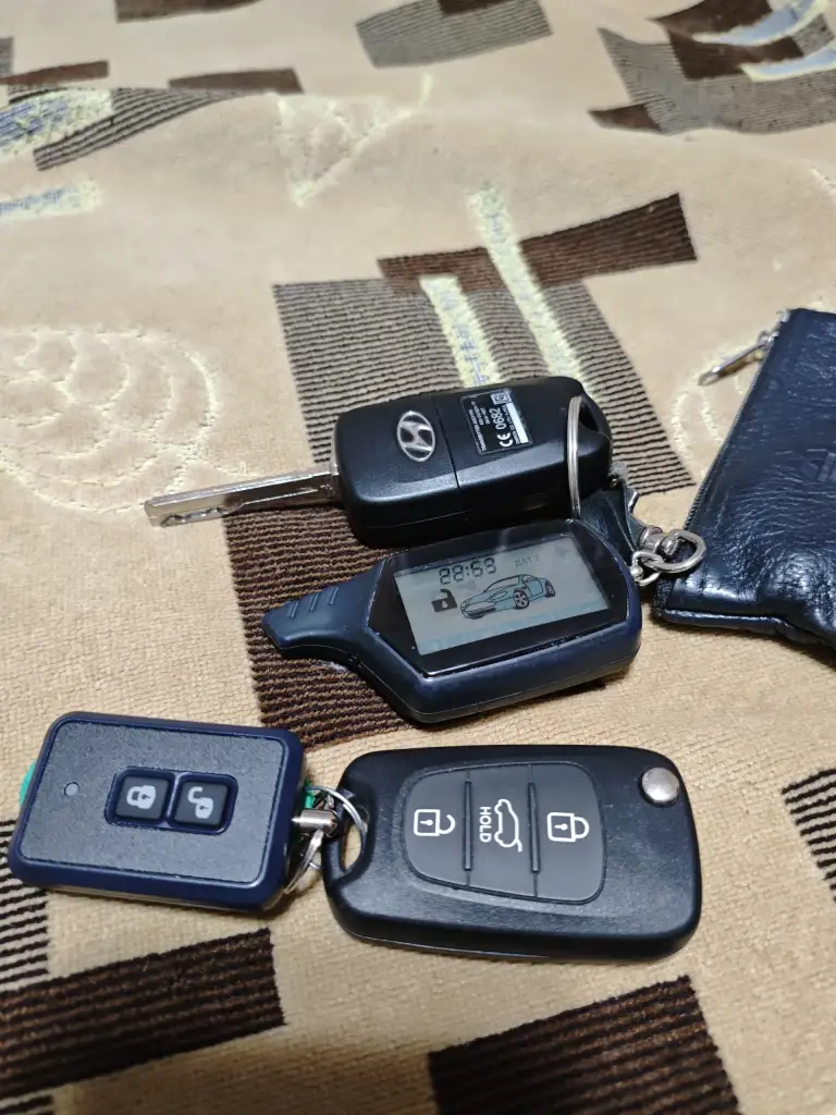 Продам hyundai ix35 2013 г. В. 2.0., передний привод, в отличном состоянии. Надёжный атмосферный двигатель 150 л. С. , с беспроблемной шестиступенчатой акпп. Я второй собственник, владею авто с октября 2024 года. От авто не избавляюсь, продаю в связи с покупкой нового авто. Родной пробег 32500 км. , приобретал её на пробеге 19500 км. Имеется сервисная книжка. В дтп авто не участвовало. В автомобиле работает всё, все кнопки, датчики, дополнительно устанавливал дхо, и мультимедию teyes. По комплектации: электроусилитель руля, подогрев форсунок омывателя, передних и задних сидений, руля, боковых зеркал, зоны дворников лобового и заднего стекла; двухзонный климат контроль, датчики света и дождя, автозатемнение заднего зеркала, задние парктроники, камера заднего вида, круиз-контроль, центральный замок, электрорегулировка зеркал,4 стеклоподъёмника, шторки на стеклах, сигнализация, регистратор, 2 оригинальных ключа, запаска ни разу не ставилась, комплект практически новых зимних шин bridgestone. Цена 2000000 руб. Небольшой торг у капота. Тел. +79493025295. - фотография - 20