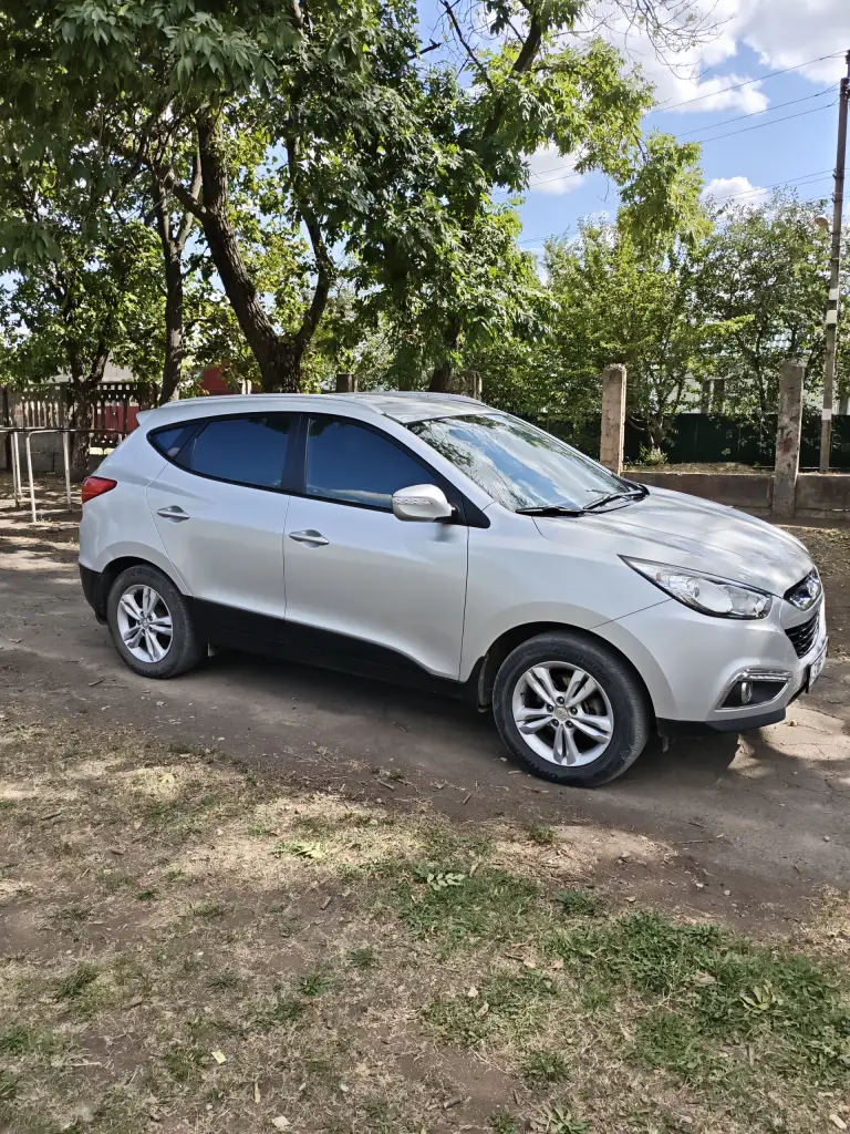 Продам hyundai ix35 2013 г. В. 2.0., передний привод, в отличном состоянии. Надёжный атмосферный двигатель 150 л. С. , с беспроблемной шестиступенчатой акпп. Я второй собственник, владею авто с октября 2024 года. От авто не избавляюсь, продаю в связи с покупкой нового авто. Родной пробег 32500 км. , приобретал её на пробеге 19500 км. Имеется сервисная книжка. В дтп авто не участвовало. В автомобиле работает всё, все кнопки, датчики, дополнительно устанавливал дхо, и мультимедию teyes. По комплектации: электроусилитель руля, подогрев форсунок омывателя, передних и задних сидений, руля, боковых зеркал, зоны дворников лобового и заднего стекла; двухзонный климат контроль, датчики света и дождя, автозатемнение заднего зеркала, задние парктроники, камера заднего вида, круиз-контроль, центральный замок, электрорегулировка зеркал,4 стеклоподъёмника, шторки на стеклах, сигнализация, регистратор, 2 оригинальных ключа, запаска ни разу не ставилась, комплект практически новых зимних шин bridgestone. Цена 2000000 руб. Небольшой торг у капота. Тел. +79493025295. - фотография - 3