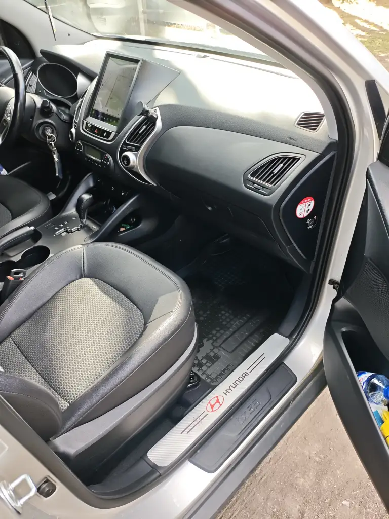 Продам hyundai ix35 2013 г. В. 2.0., передний привод, в отличном состоянии. Надёжный атмосферный двигатель 150 л. С. , с беспроблемной шестиступенчатой акпп. Я второй собственник, владею авто с октября 2024 года. От авто не избавляюсь, продаю в связи с покупкой нового авто. Родной пробег 32500 км. , приобретал её на пробеге 19500 км. Имеется сервисная книжка. В дтп авто не участвовало. В автомобиле работает всё, все кнопки, датчики, дополнительно устанавливал дхо, и мультимедию teyes. По комплектации: электроусилитель руля, подогрев форсунок омывателя, передних и задних сидений, руля, боковых зеркал, зоны дворников лобового и заднего стекла; двухзонный климат контроль, датчики света и дождя, автозатемнение заднего зеркала, задние парктроники, камера заднего вида, круиз-контроль, центральный замок, электрорегулировка зеркал,4 стеклоподъёмника, шторки на стеклах, сигнализация, регистратор, 2 оригинальных ключа, запаска ни разу не ставилась, комплект практически новых зимних шин bridgestone. Цена 2000000 руб. Небольшой торг у капота. Тел. +79493025295. - фотография - 11