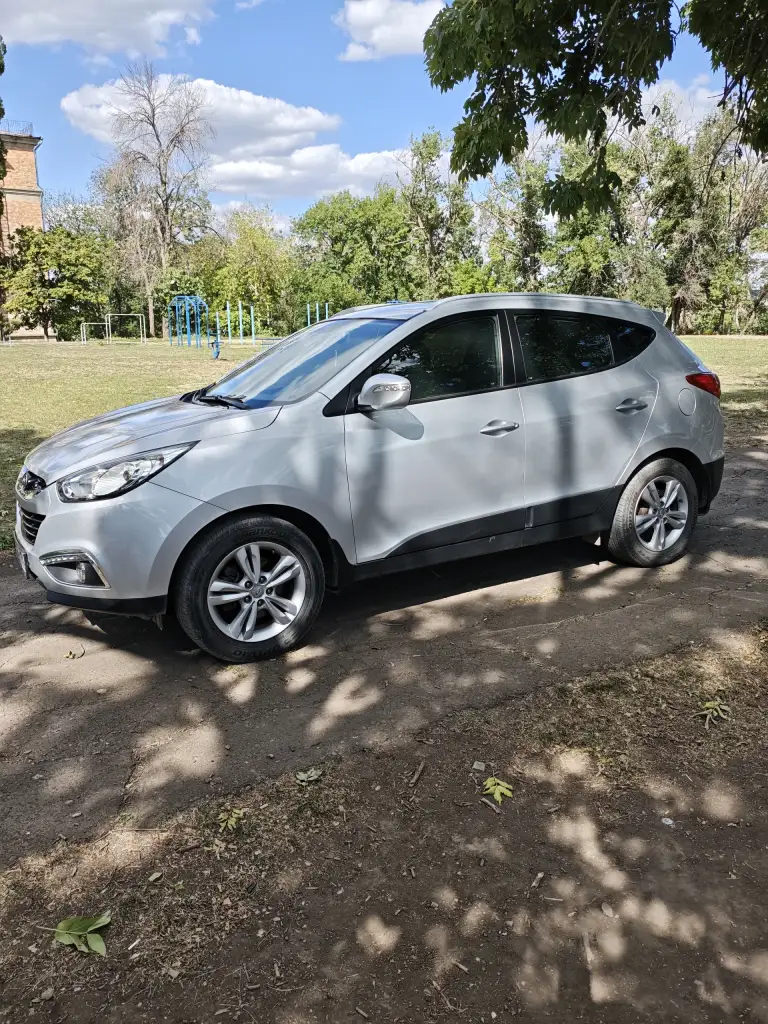 Продам hyundai ix35 2013 г. В. 2.0., передний привод, в отличном состоянии. Надёжный атмосферный двигатель 150 л. С. , с беспроблемной шестиступенчатой акпп. Я второй собственник, владею авто с октября 2024 года. От авто не избавляюсь, продаю в связи с покупкой нового авто. Родной пробег 32500 км. , приобретал её на пробеге 19500 км. Имеется сервисная книжка. В дтп авто не участвовало. В автомобиле работает всё, все кнопки, датчики, дополнительно устанавливал дхо, и мультимедию teyes. По комплектации: электроусилитель руля, подогрев форсунок омывателя, передних и задних сидений, руля, боковых зеркал, зоны дворников лобового и заднего стекла; двухзонный климат контроль, датчики света и дождя, автозатемнение заднего зеркала, задние парктроники, камера заднего вида, круиз-контроль, центральный замок, электрорегулировка зеркал,4 стеклоподъёмника, шторки на стеклах, сигнализация, регистратор, 2 оригинальных ключа, запаска ни разу не ставилась, комплект практически новых зимних шин bridgestone. Цена 2000000 руб. Небольшой торг у капота. Тел. +79493025295. - фотография - 4