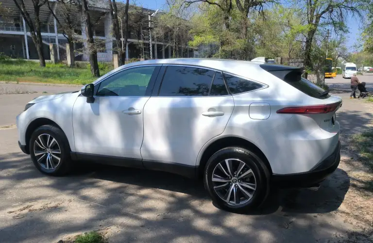 Продам toyota venza hybrid 2022 awd
Год: 09/2022
Двигатель: 2.5 гибрид

Автомобиль в отличном состоянии, полностью растаможен, стоит на российском учете. Год выпуска 2022/09, японская сборка. Авто приобреталось в сша с минимальными повреждениями, вся безопасность целая. Мощный и при этом экономичный гибридный автомобиль, расход по городу 6,5 литров. Полный привод, на каждой оси стоит по электромотору. По классу toyota venza находится между toyota rav4 и toyota highlander.
Хорошая комплектация:
* Раздельный климат контроль
* Адаптивный круиз контроль
* Система контроля полосы
* Бесключевой доступ и кнопка запуска двигателя
* Датчик дождя
* Датчик света
* Электропривод боковых зеркал
* Электрорегулировка руля и сидений
* Электробагажник и многое другое.

Осмотр г. Донецк, телефон: +7(949)316-19-48 - фотография - 6