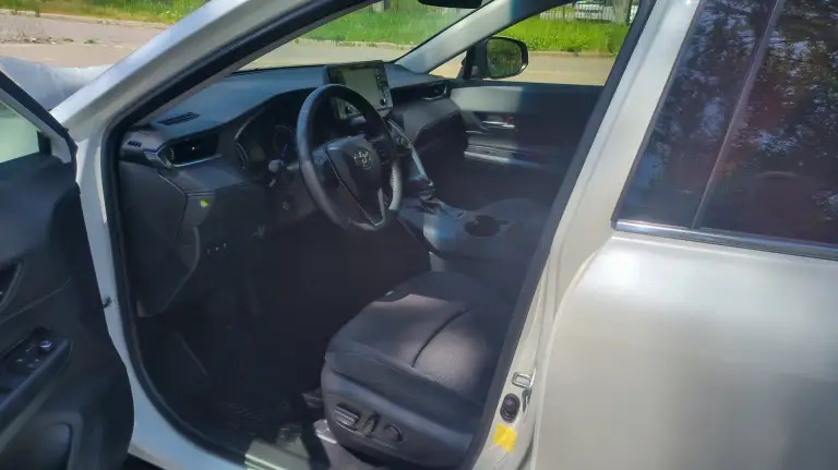 Продам toyota venza hybrid 2022 awd
Год: 09/2022
Двигатель: 2.5 гибрид

Автомобиль в отличном состоянии, полностью растаможен, стоит на российском учете. Год выпуска 2022/09, японская сборка. Авто приобреталось в сша с минимальными повреждениями, вся безопасность целая. Мощный и при этом экономичный гибридный автомобиль, расход по городу 6,5 литров. Полный привод, на каждой оси стоит по электромотору. По классу toyota venza находится между toyota rav4 и toyota highlander.
Хорошая комплектация:
* Раздельный климат контроль
* Адаптивный круиз контроль
* Система контроля полосы
* Бесключевой доступ и кнопка запуска двигателя
* Датчик дождя
* Датчик света
* Электропривод боковых зеркал
* Электрорегулировка руля и сидений
* Электробагажник и многое другое.

Осмотр г. Донецк, телефон: +7(949)316-19-48 - фотография - 8