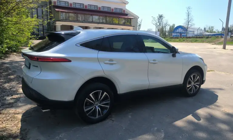 Продам toyota venza hybrid 2022 awd
Год: 09/2022
Двигатель: 2.5 гибрид

Автомобиль в отличном состоянии, полностью растаможен, стоит на российском учете. Год выпуска 2022/09, японская сборка. Авто приобреталось в сша с минимальными повреждениями, вся безопасность целая. Мощный и при этом экономичный гибридный автомобиль, расход по городу 6,5 литров. Полный привод, на каждой оси стоит по электромотору. По классу toyota venza находится между toyota rav4 и toyota highlander.
Хорошая комплектация:
* Раздельный климат контроль
* Адаптивный круиз контроль
* Система контроля полосы
* Бесключевой доступ и кнопка запуска двигателя
* Датчик дождя
* Датчик света
* Электропривод боковых зеркал
* Электрорегулировка руля и сидений
* Электробагажник и многое другое.

Осмотр г. Донецк, телефон: +7(949)316-19-48 - фотография - 4