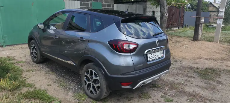 Продам рено каптюр. 2018 г. Автомат, 1.6, передний привод, бензин/газ. Газ оформлен официально. Лобовое стекло родное без повреждений с электрообогревом, максимальная комплектация, чистый ухоженный салон, подогрев сидений, усилитель руля, абс, центральный замок, сигнализация, дополнительно установлен замок на коробку, мульти руль, камера заднего вида, парктроники, бесключевой доступ, автозапуск двигателя, хорошая мультимедия, электроскладывание зеркал, идеальное состояние, 2 ключа, 2 комплекта резины (новая), пробег 150 т. Км. Никаких вложений не требует. Цена 1 600 000 руб. Торг. Горловка. +7949 332 86 67 сергей. - фотография - 4
