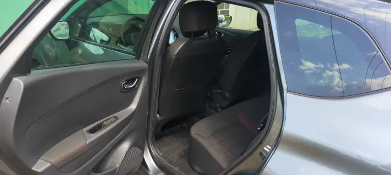 Продам рено каптюр. 2018 г. Автомат, 1.6, передний привод, бензин/газ. Газ оформлен официально. Лобовое стекло родное без повреждений с электрообогревом, максимальная комплектация, чистый ухоженный салон, подогрев сидений, усилитель руля, абс, центральный замок, сигнализация, дополнительно установлен замок на коробку, мульти руль, камера заднего вида, парктроники, бесключевой доступ, автозапуск двигателя, хорошая мультимедия, электроскладывание зеркал, идеальное состояние, 2 ключа, 2 комплекта резины (новая), пробег 150 т. Км. Никаких вложений не требует. Цена 1 600 000 руб. Торг. Горловка. +7949 332 86 67 сергей. - фотография - 7